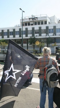 משמרת מחאה נגד צווי איסור פרסום מול מערכת "הארץ", 16.4.14 (צילום: אורן פרסיקו)