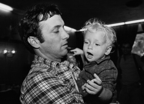 אסי דיין עם בנו ליאור, 1985 (צילום: משה שי)
