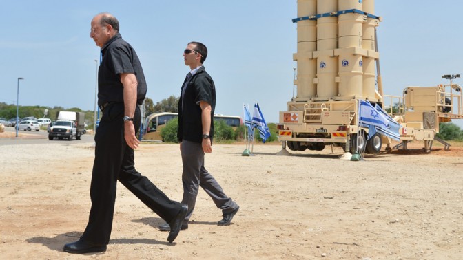 שר הביטחון משה יעלון בביקור בבסיס טילי "חץ" ליד פלמחים, 20.5.14 (צילום: יוסי זליגר)