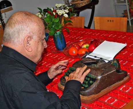 זאב גלילי בביתו, עם מכונת כתיבה אריקה, 18.3.14 (צילום: אורן פרסיקו)