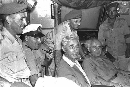 ראש הממשלה דוד בן-גוריון ושר הביטחון פנחס לבון בביקור בבסיס צבאי, 15.10.1953 (צילום: לע"מ)