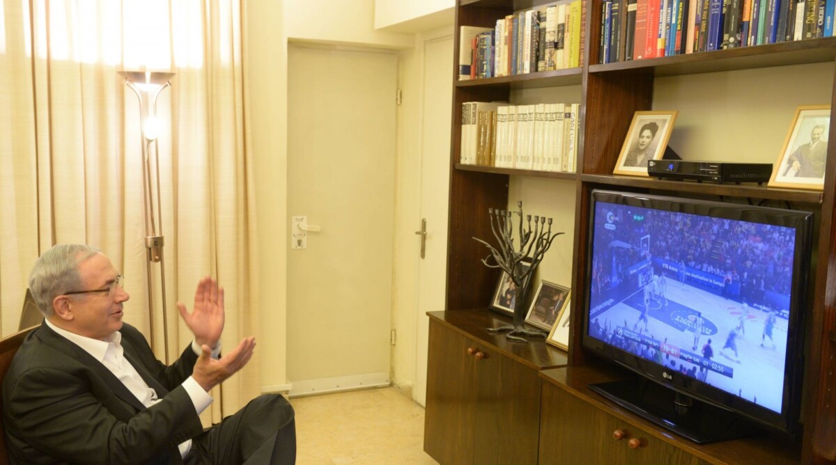 ראש הממשלה בנימין נתניהו צופה במשחקה של מכבי תל-אביב בגמר אליפות אירופה בכדורסל, 18.5.14 (צילום: עמוס בן גרשום, לע"מ)