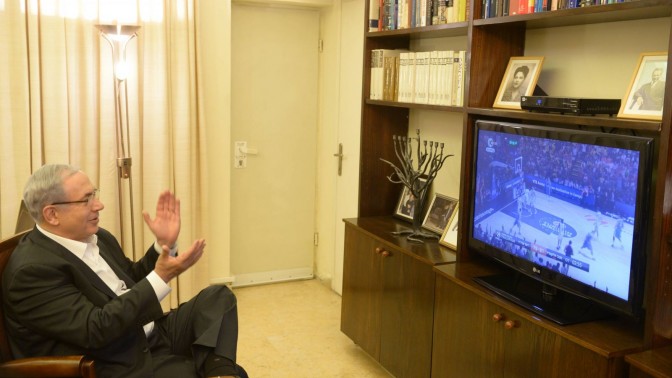 ראש הממשלה בנימין נתניהו צופה במשחקה של מכבי תל-אביב בגמר אליפות אירופה בכדורסל, 18.5.14 (צילום: עמוס בן גרשום, לע"מ)