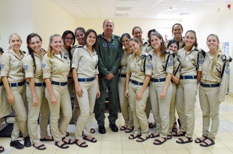 שר הביטחון משה יעלון וחיילות במהלך ביקור בבסיס צה"ל בפלמחים. 20.5.14 (צילום: אריאל חרמוני, משרד הביטחון)