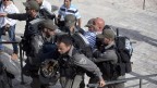 צלם הטלוויזיה הירדנית מורחק באלימות על-ידי שוטרים משטח פתוח בירושלים, 28.5.2014 (צילום: אקטיבסטילס)