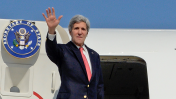 מזכיר המדינה האמריקאי ג'ון קרי עולה על מטוס הממריא מנמל התעופה בן-גוריון, 6.1.14 (צילום: מתי שטרן, שגרירות ארה"ב)