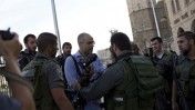 צלמי עיתונות מורחקים באלימות על-ידי שוטרים משטח פתוח בירושלים, 28.5.2014. בתמונה: צלם AP עודד בלילטי (צילום: טלי מאייר)