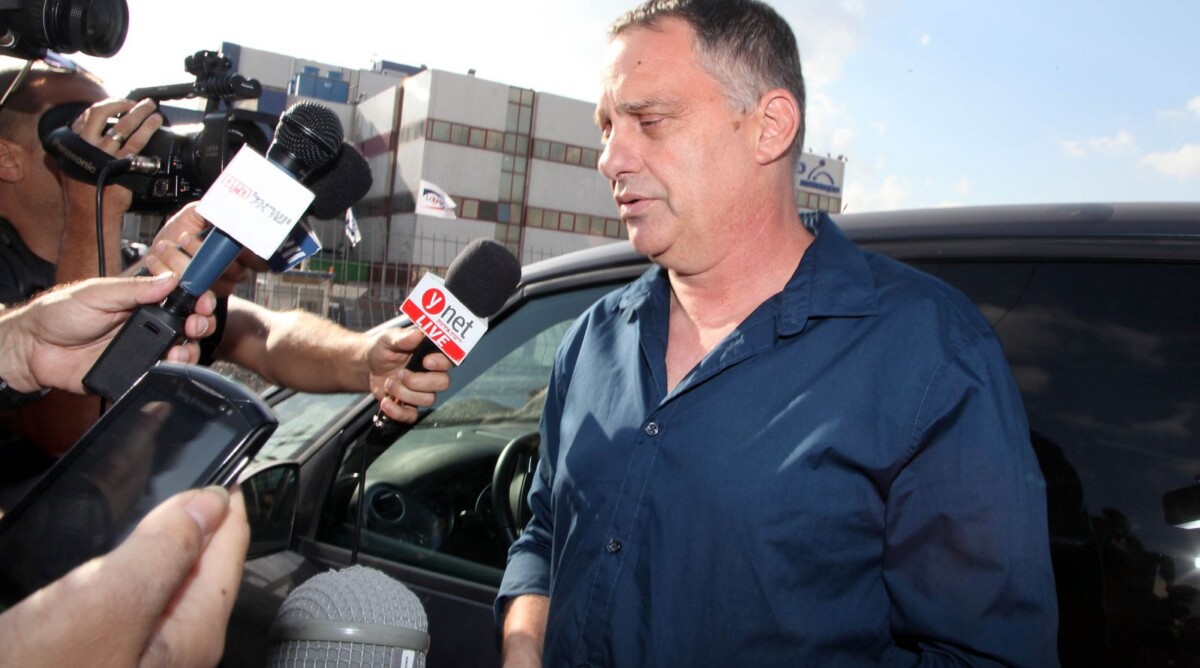 עמנואל רוזן עונה לשאלות עיתונאים בצאתו מחקירה משטרתית בחשד לביצוע עבירות מין, 18.7.2013 (צילום: פלאש 90)