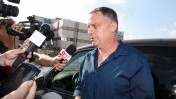 עמנואל רוזן עונה לשאלות עיתונאים בצאתו מחקירה משטרתית בחשד לביצוע עבירות מין, 18.7.2013 (צילום: פלאש 90)