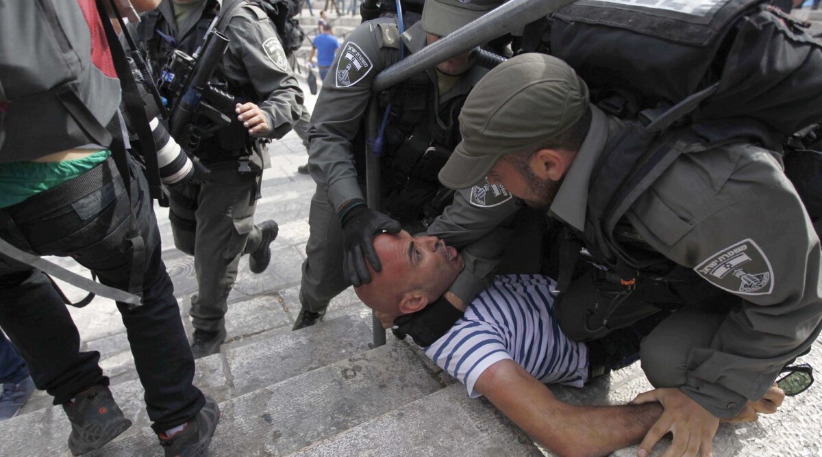 צלם הטלוויזיה הירדנית מורחק באלימות על-ידי שוטרים משטח פתוח בירושלים, 28.5.2014 (צילום: טלי מאייר)