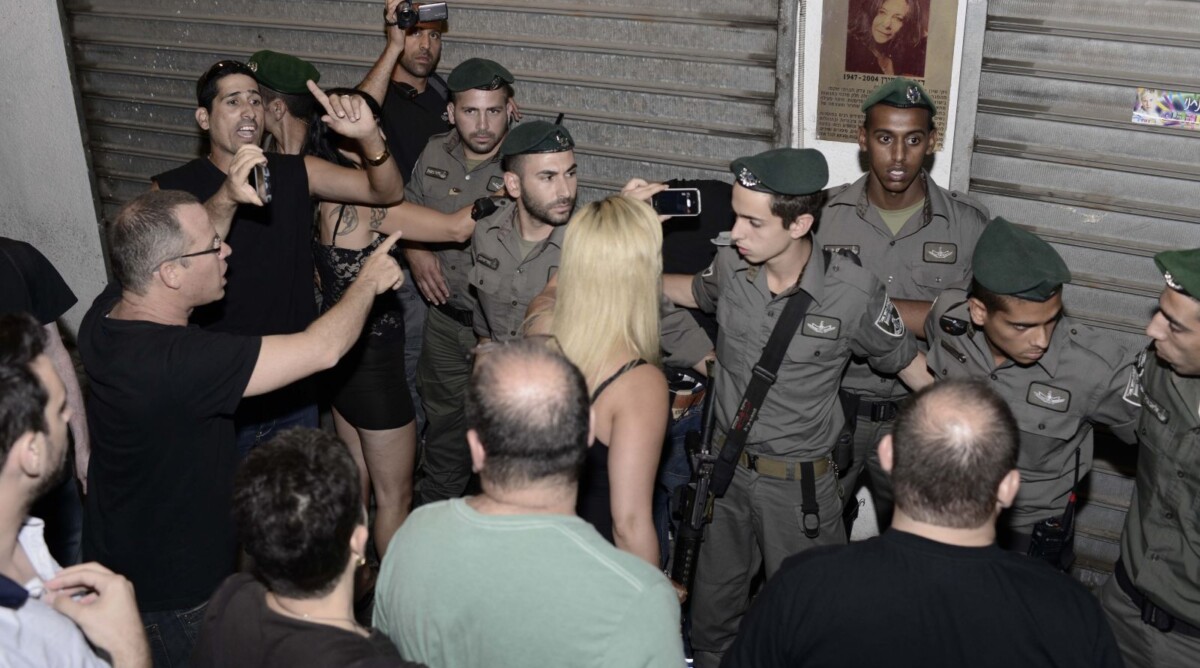 שוטרי מג"ב מפנים אירוע מחאה נגד "לילה לבן". תל-אביב, 27.6.13 (צילום: תומר נויברג)