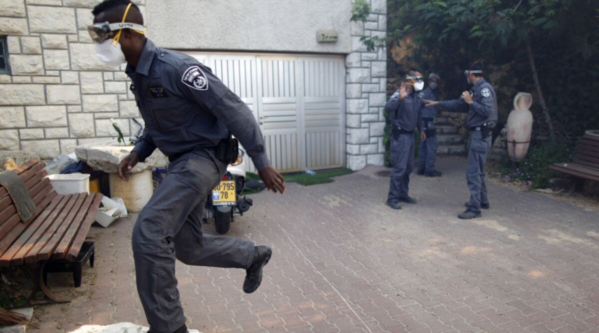 שוטרים בשולי השריפה שפרצה בירושלים, 25.6.14 (צילום: יונתן זינדל)