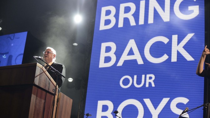 הנשיא המיועד רובי ריבלין בעצרת בכיכר רבין בתל-אביב בהשתתפות משפחות הנערים החטופים, 29.6.14 (צילום: תומר נויברג)