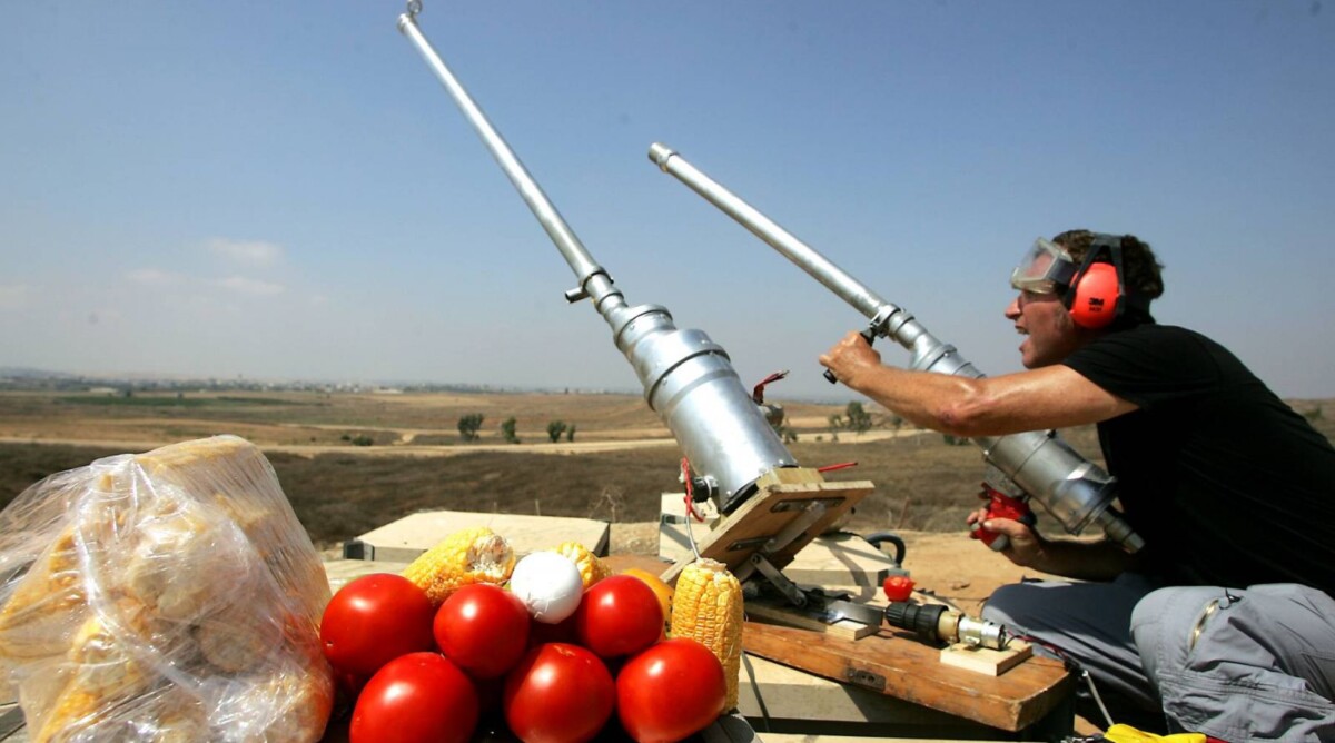 הפצצת עזה בעגבניות, תירס וביצים. מיצג של פעילי שמאל, ניר-עם, 2.8.07 (צילום: אדי ישראל)