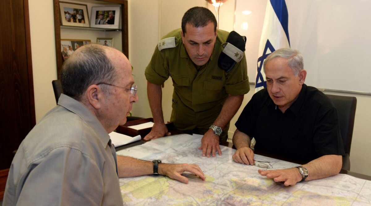 ראש הממשלה, בנימין נתניהו, עם שר הביטחון משה יעלון, למחרת החטיפה (צילום: חיים צח, לע"מ)