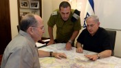 ראש הממשלה, בנימין נתניהו, עם שר הביטחון משה יעלון, למחרת החטיפה (צילום: חיים צח, לע"מ)