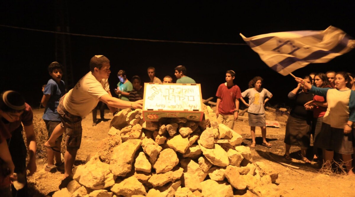 צעירים ישראלים סביב גלעד שהוקם בקרבת מקום מציאת הגופות, אתמול (צילום: נתי שוחט)