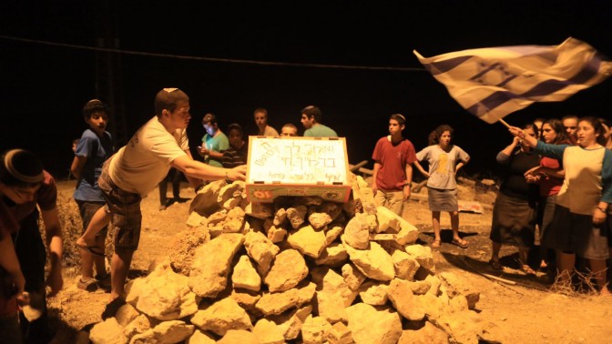 צעירים ישראלים סביב גלעד שהוקם בקרבת מקום מציאת הגופות, אתמול (צילום: נתי שוחט)