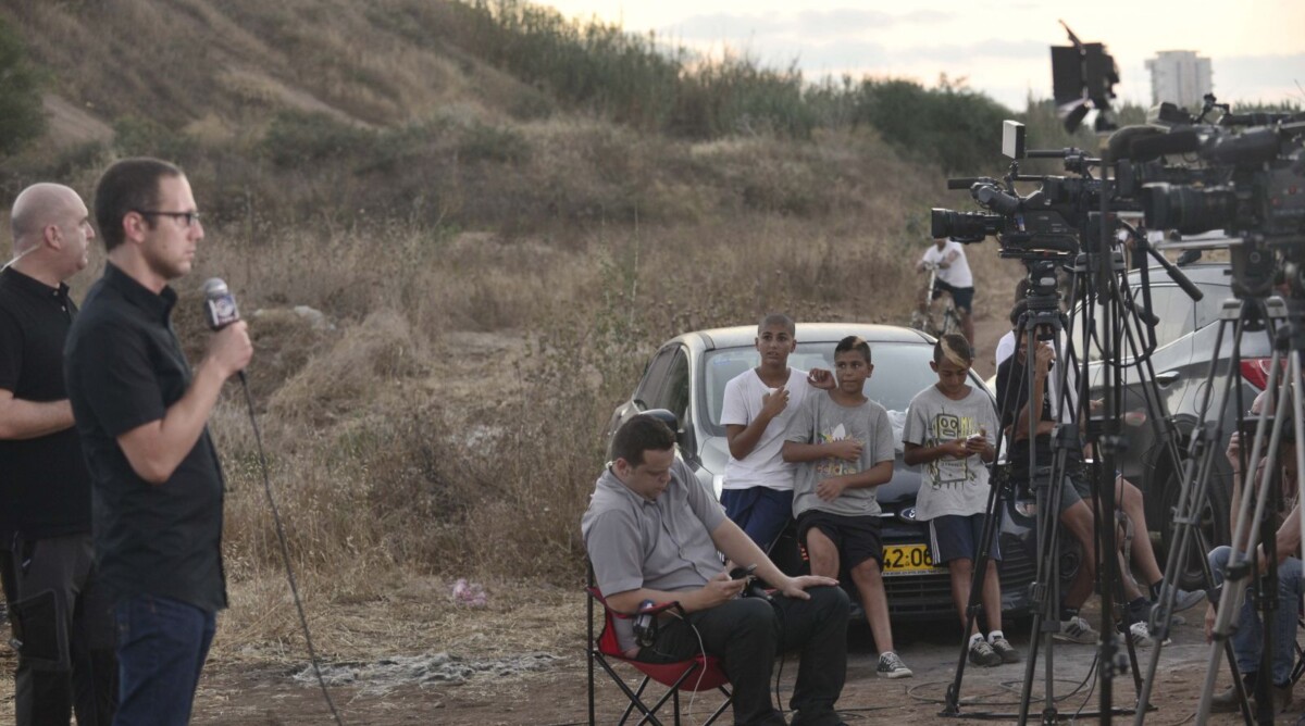 עיתונאים ליד סוללת "כיפת ברזל" באיזור תל-אביב, 8.7.14 (צילום: תומר נויברג)