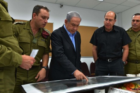 ראש הממשלה בנימין נתניהו ושר הביטחון משה יעלון, 9.7.14 (צילום: אריאל חרמוני, משרד הביטחון)