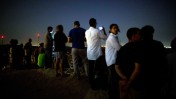 אזרחים מתבוננים בהתקפות חיל-האוויר על רצועת עזה מן הצד הישראלי של הגבול, ביום החמישי למבצע "צוק איתן", 9.7.14 (צילום: יונתן זינדל)