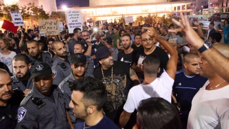 מפגינים ימנים ושמאלנים בכיכר הבימה בתל-אביב, 12.7.14. במרכז, "הצל" (צילום: פלאש 90)
