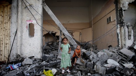 ילדים פלסטינים על חורבות בית הרוס בעזה, 12.7.14 (צילום: עמאד נאסר)