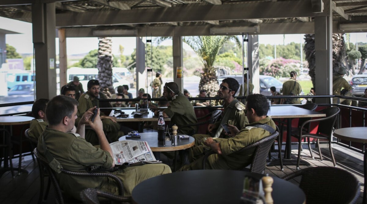 חיילי צה"ל יושבים בבית קפה. יד-מרדכי, 14.7.14 (צילום: הדס פרוש)