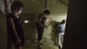 ישראלים מתחבאים בחדר מדרגות בתל-אביב בעת הישמע אזעקת הטילים "צבע אדום", היום התשיעי של מבצע "צוק איתן", 16.7.14 (צילום: מתניה טאוסיג)