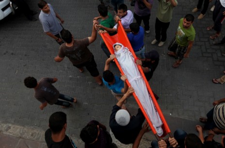 הלוויית ילד ממשפחת שייבר, שנהרג בהפצצת צה"ל בעזה, 17.7.14 (צילום: עימאד נאסר)