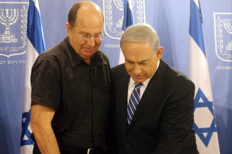 ראש הממשלה נתניהו עם שר הביטחון, משה יעלון, בקריה. 18.7.14 (צילום: פלאש 90)