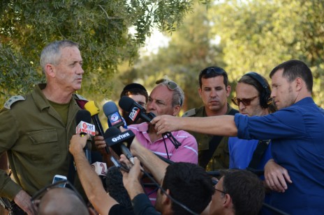 הרמטכ"ל בני גנץ מתדרך עיתונאים ליד הגבול עם רצועת עזה, 20.7.14 (צילום: מנדי הכטמן)