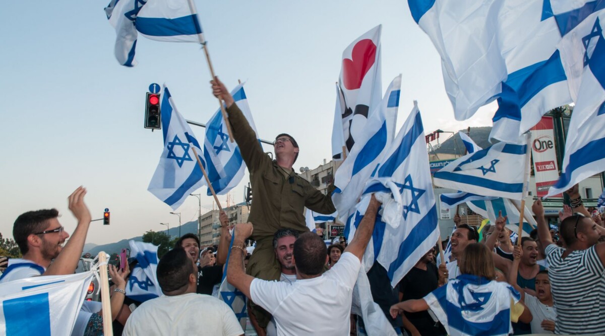 ישראלים מביעים תמיכה בצה"ל. קריית-שמונה, 21.7.14 (צילום: פלאש 90)