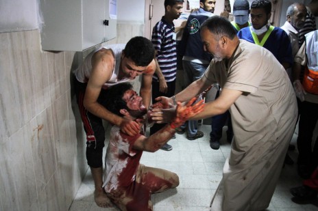 פלסטיני בוכה על מות קרוב משפחתו. רצועת עזה, 23.7.14 (צילום: עבד רחים חטיב) 