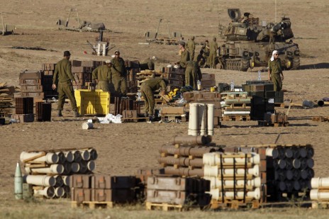 חיילים ישראלים מסדרים תחמושת, פאתי רצועת עזה, 24.7.14 (צילום: מרים אלסטר)