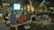 ישראלים צופים במשחק במסגרת המונדיאל בפארק שרונה בתל-אביב, ביום פתיחת מבצע "צוק איתן" ולאחר שנשמעה אזעקת רקטות בגוש-דן, 8.7.14 (צילום: הדס פרוש)