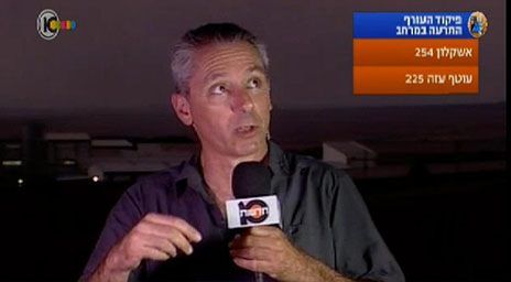 אלון בן-דוד, הפרשן הצבאי של ערוץ 10, מדווח מיישוב על גבול רצועת עזה על רקטה שנורתה זה עתה לכיוון ישראל (צילום מסך)