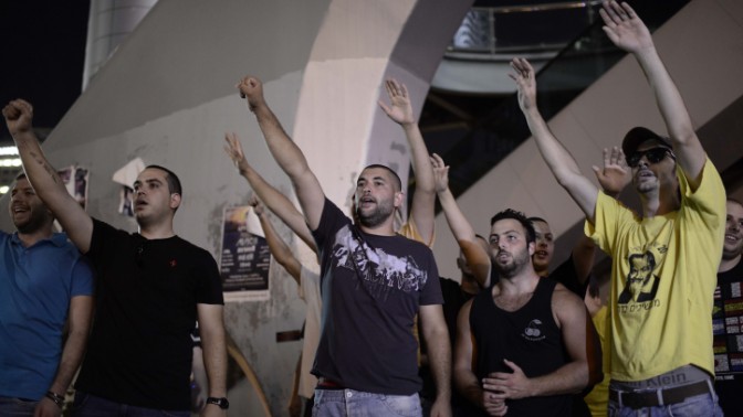 פעילי ימין מפגינים מול מחנה הקריה בתל-אביב בדרישה לפעולה תקיפה בעקבות רצח הנערים החטופים, 1.7.14 (צילום: תומר נויברג)