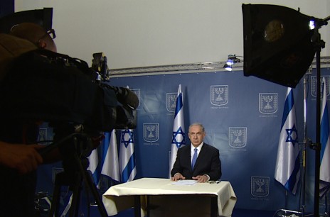 ראש ממשלת ישראל בנימין נתניהו עונה על שאלות התקשורת הזרה על מבצע "צוק איתן". 13.7.14 (צילום: לע"מ)