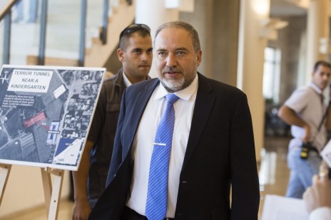 שר החוץ אביגדור ליברמן חולף על פני תצוגת הסברה להצדקת המבצע בעזה. הכנסת, 24.7.14 (צילום: פלאש 90)