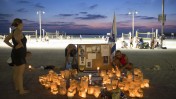 מדליקים נרות לזכרו של רועי פלס, חייל צה"ל בן 21 שנהרג ברצועת עזה במהלך מבצע "צוק איתן", בחוף גורדון בתל-אביב שם נהג לשחק כדורעף, 31.7.14 (צילום: דניאל שטרית)