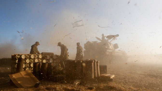 חיילי צה"ל מפציצים ליד הגבול עם עזה, 2.8.14 (צילום: יונתן זינדל)