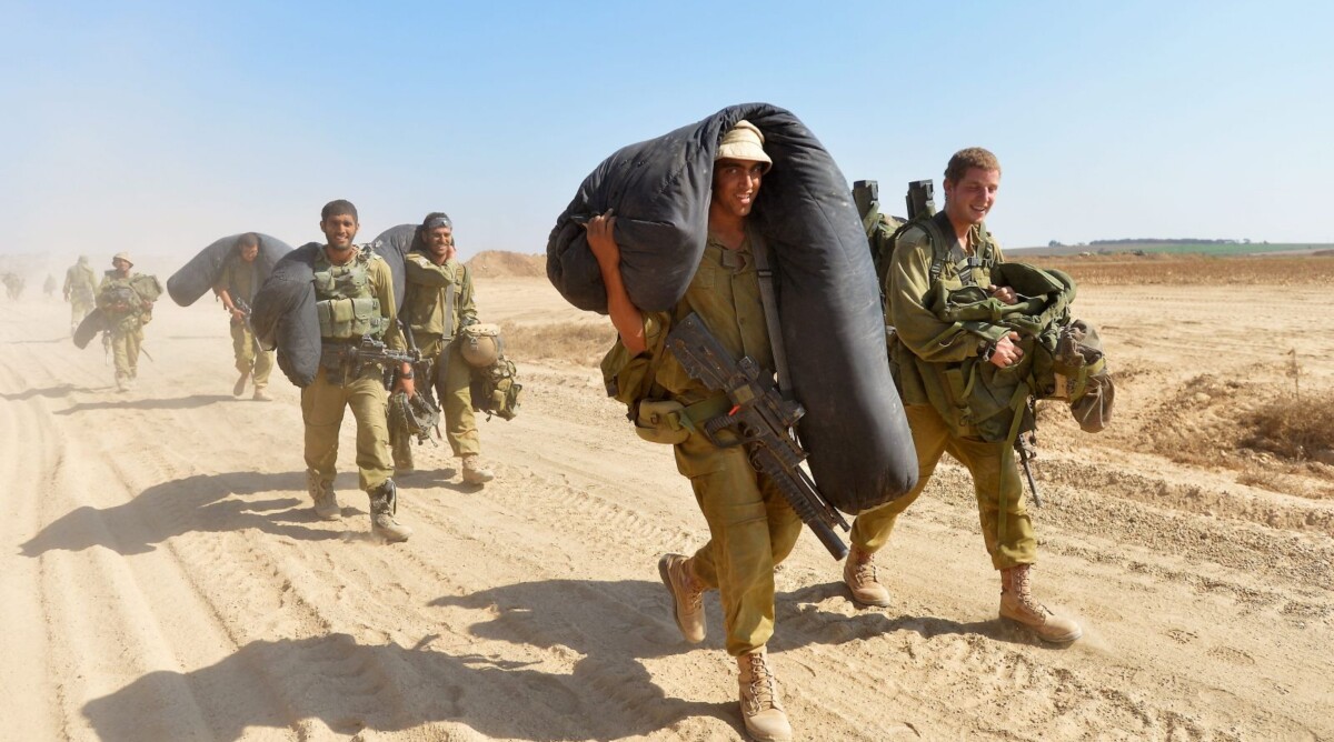 חיילים ישראלים מתפנים מרצועת עזה. 4.8.14 (צילום: פלאש 90)