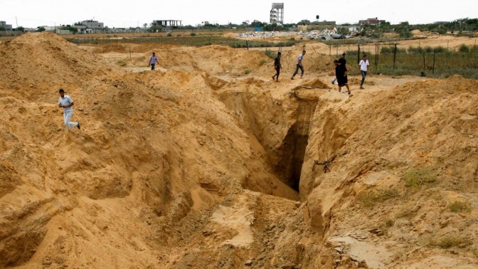 פלסטינים בוחנים שרידי מנהרה חמאסית שנהרסה על-ידי צה"ל, רפיח, 5.8.14 (צילום: עבד רחים חטיב)
