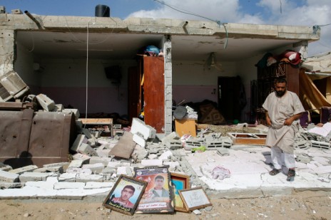 פלסטיני מנסה למצוא את חפציו בביתו שנחרב מהפגזות צה"ל, רפיח, 5.8.14 (צילום: עבד רחים כתיב)