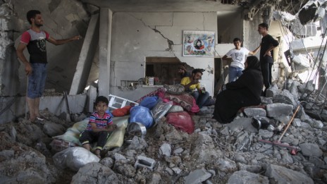 פלסטינים בוחנים את חורבות ביתם בשכונת אל-תופאח ברצועת עזה, 6.8.14 (צילום: עימאד נסאר)