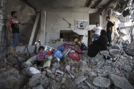 פלסטינים בוחנים את חורבות ביתם בשכונת אל-תופאח ברצועת עזה, 6.8.14 (צילום: עימאד נסאר)