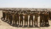 חיילי צה"ל שרים בשטח כינוס סמוך לגבול עם רצועת עזה, במהלך מבצע "צוק איתן", 6.8.14 (צילום: מרים אלסטר)