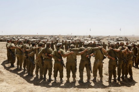 חיילים חוגגים את סיום מבצע "צוק איתן", פאתי רצועת עזה, 6.8.14 (צילום: מרים אלסטר)
