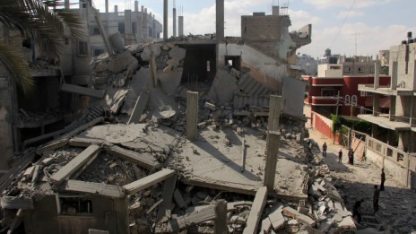 הריסות בית שנפגע אתמול מהפצצות צה"ל (צילום: עבד רחים ח'טיב)